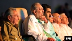 Fidel Castro (2-i), el gobernante Raúl Castro (i), y el de Venezuela, Nicolás Maduro (3-i) en La Habana por el aniversario 90 de Castro