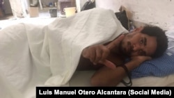 Luis Manuel Otero Alcántara, activista y artista, durante una huelga de hambre. Foto obtenida del Facebook de Luis Manuel Otero Alcántara.
