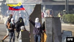 Manifestantes se enfrentan a miembros de la Guardia Nacional Bolivariana