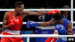 Lorenzo Sotomayor Collazo de Azerbaiyán (i) y Yasnier Toledo de Cuba (d).
