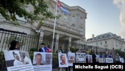Vigilia frente a la Embajada de Cuba en EEUU en recordación de las protestas pacíficas en Cuba del 11 de julio del 2021. Washington, D.C., 11 de julio del 2025