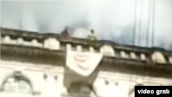 Sonia de la Caridad González Mejías y Melkis Faure Echavarría protestaron desde una azotea de La Habana Vieja.