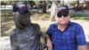 El escritor Ángel Santiesteban junto a John Lenon, ambos con gorra de Plantados