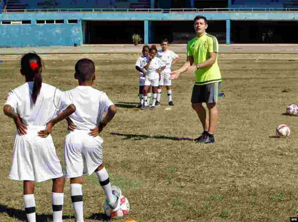 Un centenar de niños participa en el primer "Campus Experience" que organiza en Cuba el Real Madrid y donde a lo largo de una semana los pequeños aprenderán valores educativos y vitales a partir de la práctica del fútbol.  