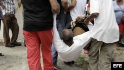 Un hombre es arrestado el 20 de marzo de 2016, tras una marcha opositora en La Habana.