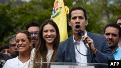 El presidente interino de Venezuela, Juan Guaidó, habla a sus seguidores en Caracas.
