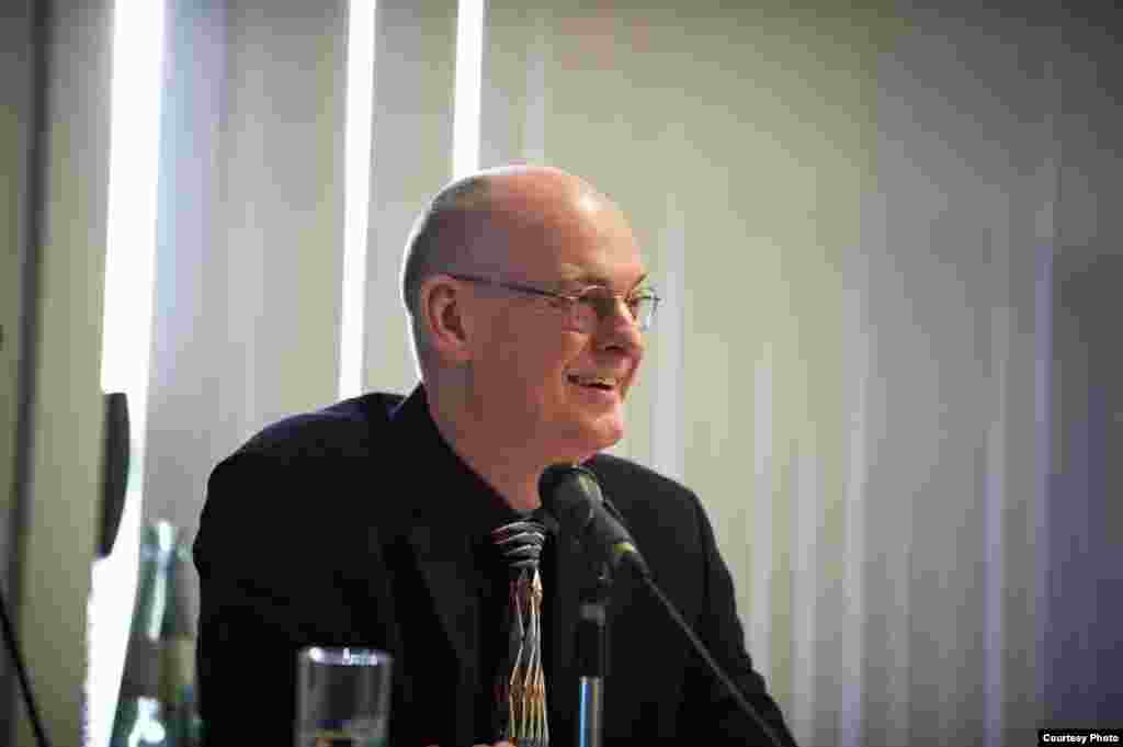 Dr Martin Lessenthin portavoz de la Sociedad Internacional de Derechos Humanos durante su intervención en el evento.