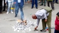 Oficialistas queman declaración de DDHH en La Habana Oficialistas queman declaración de DDHH en La Habana