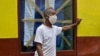 Un cubano se protege del contagio del coronavirus con una mascarilla. YAMIL LAGE / AFP