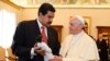 Nicolás Maduro entrega un regalo al Papa Francisco durante una visita al Vaticano en 2012. (Andreas Solaro, pool foto vía AP, Archivo)