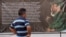 Un hombre observa un afiche con un texto y una imagen del líder de la revolución cubana Fidel Castro hoy, sábado 3 de diciembre de 2016, en un parque en Santiago de Cuba (Cuba).