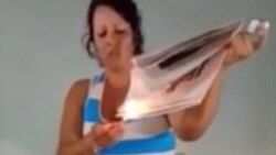 Otra opositora quema proyecto de Reforma Constitucional en acto de protesta Otra opositora quema proyecto de Reforma Constitucional en acto de protesta