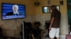 Un cubano sigue en la televisión, en La Habana, el primer discurso de Biden como presidente. REUTERS/Stringer 
