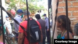 Detención y registro en casa del periodista independiente Enrique Díaz.