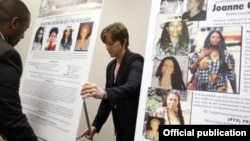 Funcionarios del FBI despliegan carteles al anunciar en mayo 2013 una recompensa de 2 millones de dólares por información que conduzca a la captura de Joanne Chesimard.