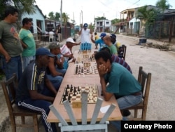 Juan Carlos Hernández Mora, cubano-alemán que regresó a la isla, organizaba torneos de ajedrez para los jóvenes de su pueblo. 