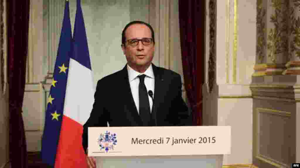 El presidente de Francois Hollande pronuncia un discurso en el Palacio del Eliseo en París y anunció que el jueves será una "jornada de luto nacional" en homenaje a las doce víctimas.