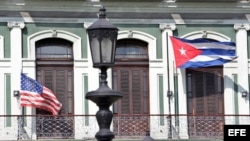 Las banderas de Estados Unidos y Cuba ondean en los balcones de un hotel en La Habana.