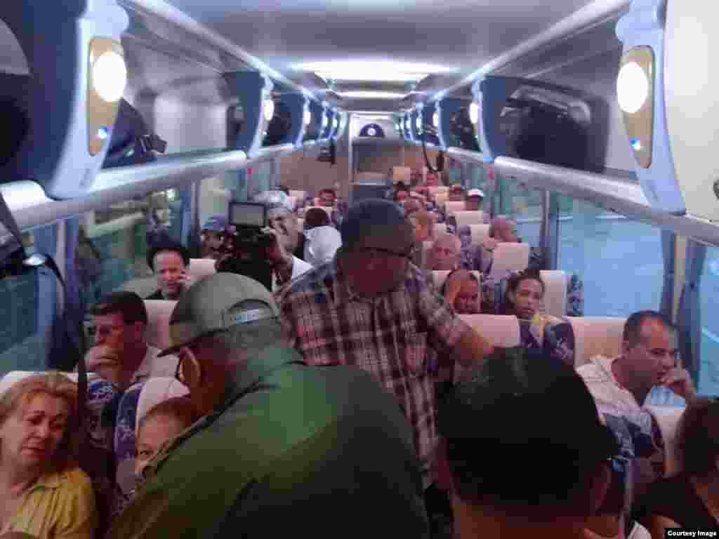 La guagua con familiares de Holguín a La Habana.