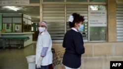 Trabajadores de un policlínico en La Habana. YAMIL LAGE / AFP