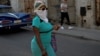 Una mujer toma precauciones ante la propagación del coronavirus en Cuba. (Yamil Lage/AFP)