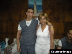 Julia Estrella junto a su hijo