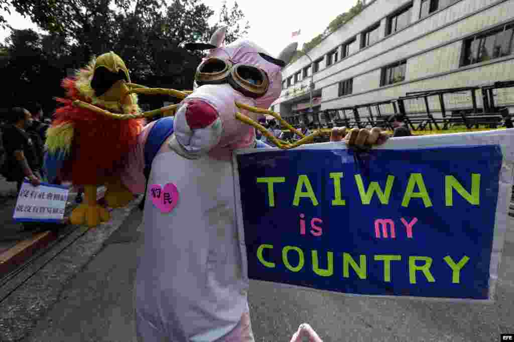 Los taiwaneses protestan por el encuentro de los mandatarios de China y Taiwán.