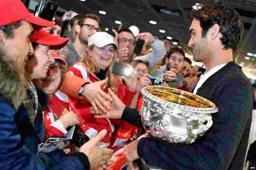 El tenista suizo Roger Federer (d) posa con los fans que le aguardaban a su llegada al aeropuerto de Zúrich (Suiza), el 31 de enero de 2017. Federer conquistó su quinto título del Abierto de Australia, el 18 Grand Slam de su carrera, tras derrotar al español Rafael Nadal en la final disputada el pasado 29 de enero. 