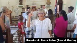 La Dama de Blanco Norma Cabrera, en una iglesia de Matanzas, pide libertad para los presos políticos cubanos. (Facebook/Berta Soler)