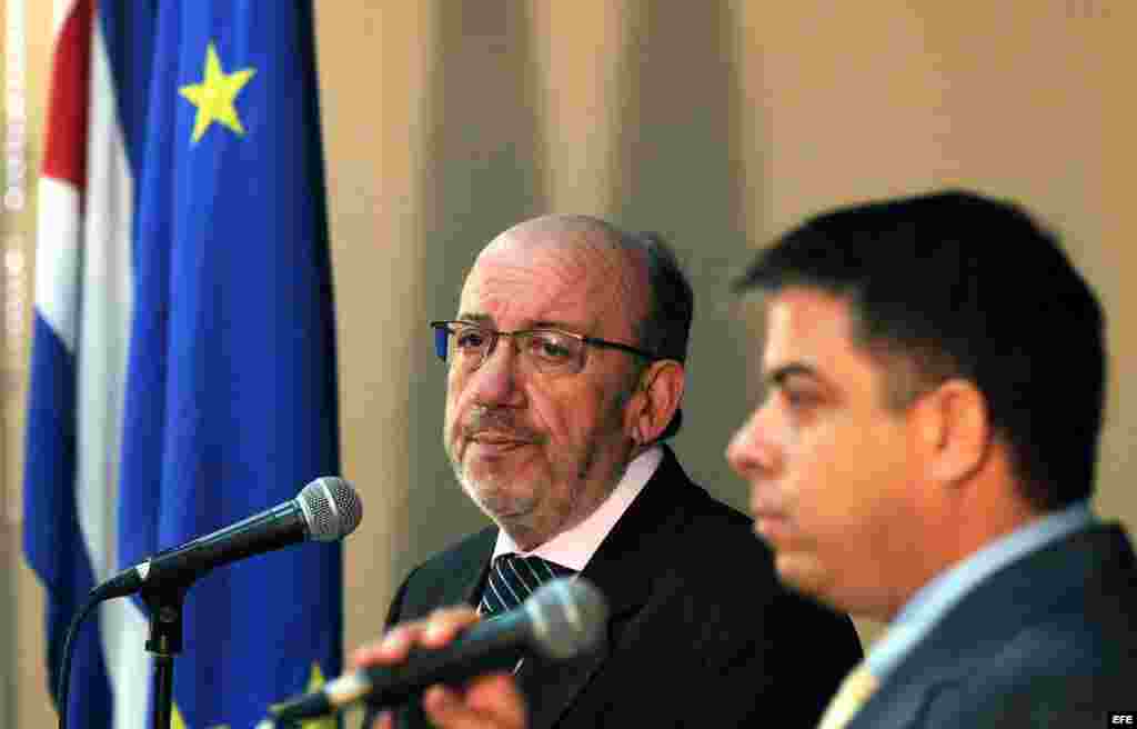 Archivo 2008.- Comisario de Desarrollo y Ayuda Humanitaria de la Unión Europea (UE), el belga Louis Michel (i), en rueda de prensa conjunta con el entonces canciller de Cuba, Felipe Pérez Roque (d).