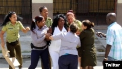 Fuerzas represivas arrestan a la líder de las Damas de Blanco, Berta Soler, el 8 abril en La Habana.