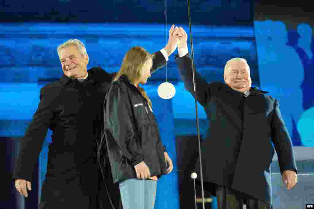 El presidente alemán Joachim Gauck (i) y el ex mandatario polaco Lech Walesa (d)