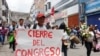 Un hombre camina con un cartel con un mensaje en español que dice "Cierre del Congreso", en el cortejo fúnebre de Clemer Rojas, de 23 años, que murió en las protestas, en Ayacucho, Perú. (AP Foto/Franklin Briceño)