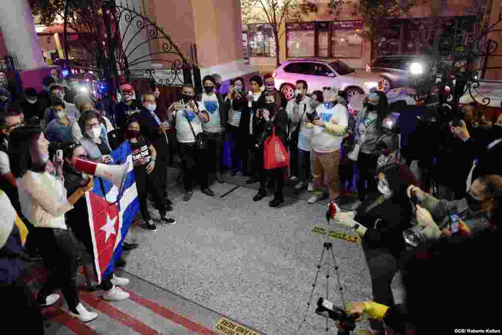Cubanos exiliados en la Iglesia del GESU del Downton de Miami