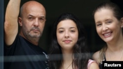 El excomisario de policía de Caracas, Iván Simonovis, junto a su hija y esposa, en una foto de 2014.