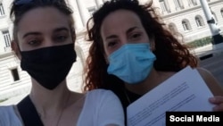 Aminta de Cardenas y Camila Lobón vuelven a presentar la solicitud de revocación de cargos al ministro de Cultura Alpidio Alonso. (Foto: Facebook)