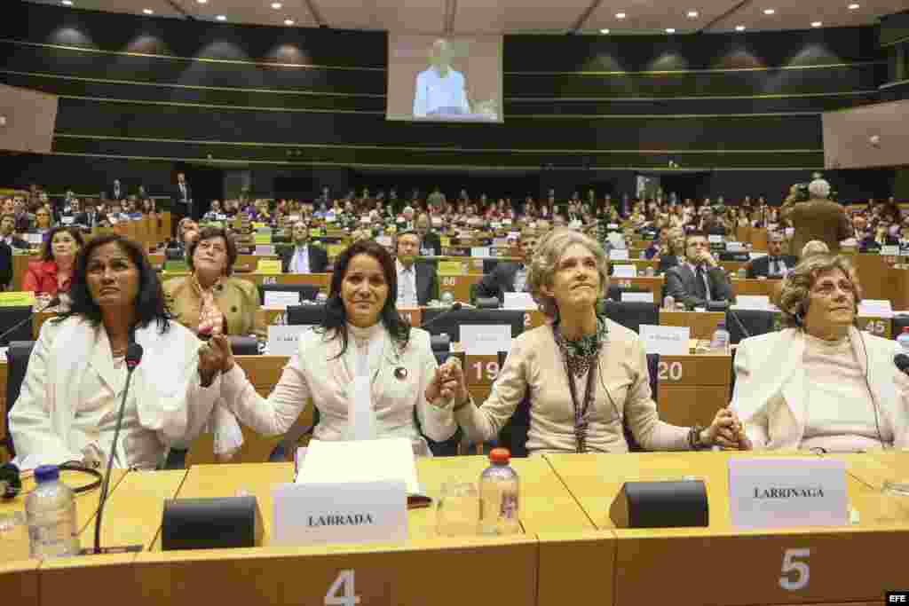 (i-d) Belkis Cantillo Ramírez, Laura Labrada, y las españolas Elena Larrinaga y Blanca Reyes Castañón, miembros de las Damas de Blanco, en la ceremonia de entrega del Premio Sajárov a la Libertad.