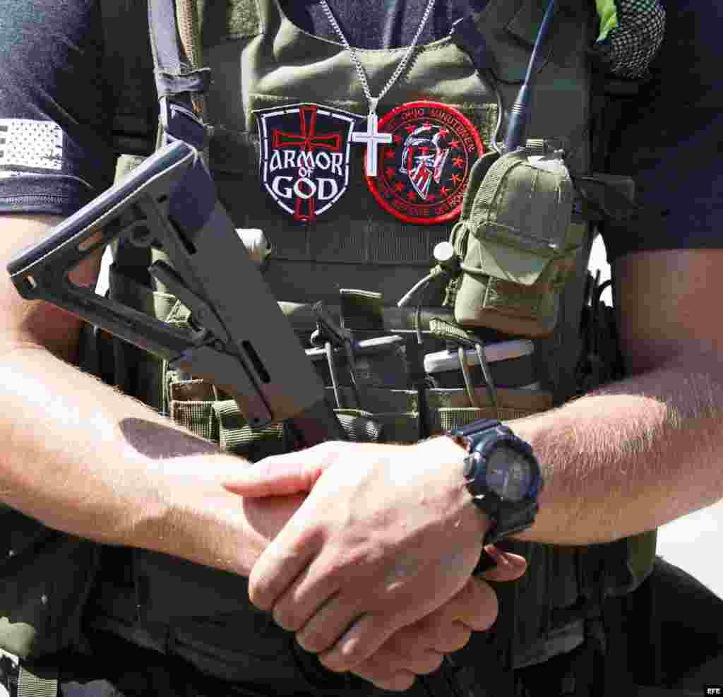 Miembros del grupo West Ohio Minutemen en cercanías al Quicken Loans Arena, donde se realiza la Convención Republicana 2016