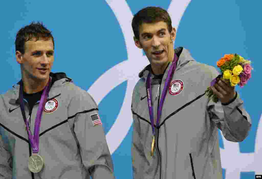 El estadounidense Ryan Lochte, a la izquierda, gana plata, y su compatriota Michael Phelps, oro, tras la prueba de 200 metros estilos individual, el jueves 2 de agosto de 2012.