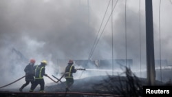 Bomberos luchando contra las llamas en Matanzas, el 9 de agosto de 2022. (Reuters/Alexandre Meneghini).