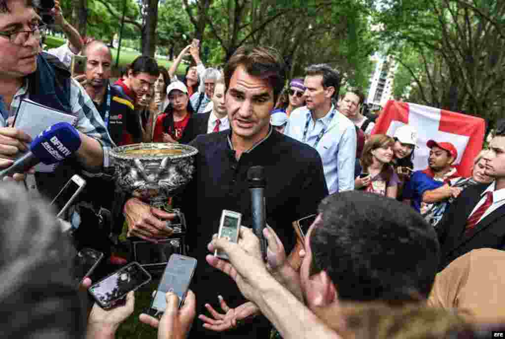 El suizo Roger Federer responde a las preguntas de los medios de comunicación después de una sesión de fotos con el trofeo ganado en el Abierto de Australia en el Carlton Gardens de Melbourne, Australia, el 30 de enero de 2017. Federer derrotó al español Rafael Nadal en el partido final. 