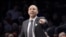 El entrenador de los Brooklyn Nets, Jason Kidd (c), le da indicaciones a sus jugadores.