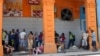 Un grupo de personas esperan en una cola para comprar alimentos en La Habana. El dr. Alexander Jesús Figueredo Izaguirre denunció al Estado y al Ministerio de Salud Pública por tomar medidas "insuficientes y retardadas" para prevenir los contagios de Oropouche en el país.