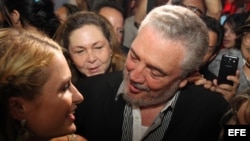 La celebridad estadounidense Paris Hilton (i), heredera del imperio hotelero de su apellido, habla con Fidel Castro Díaz-Balart (c), hijo del líder cubano Fidel Castro,