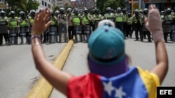 Manifestantes opositores se enfrentan con la Policía Nacional Bolivariana en Caracas.