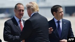 Presidente Donald Trump es recibido en Miami por el representante cubanoamericano Mario Diaz-Balart y el senator Marco Rubio.