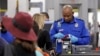 Chequeo de seguridad en el Aeropuerto Internacional de Miami. La dirección de la terminal aérea dijo desconocer el áera que visitaron los oficiales cubanos. (AP/Lynne Sladky, Archivo)