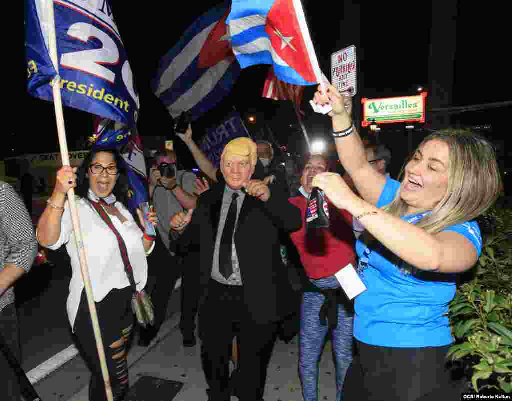Cubanos se manifiestan dando la victoria a la reelección de Donald Trump.