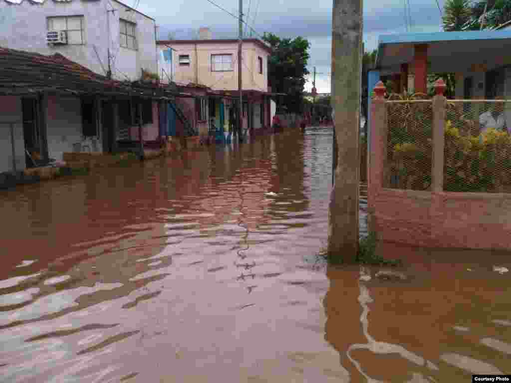 Aguas estancadas en un barrio de Güira de Melena