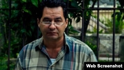 Angel Santiesteban, captado por el fotógrafo Claudio Fuentes, momentos antes de su detención. 